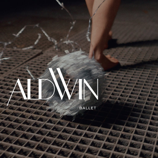 大王酸浆把女生干逼用黄瓜插她的逼
